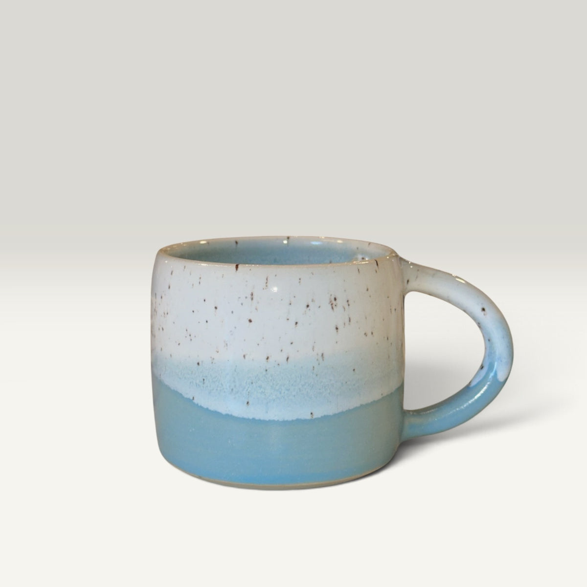 Krus med hank keramik lyseblå hvid gradient drejet håndlavet dansk | Clay by Hornstrup