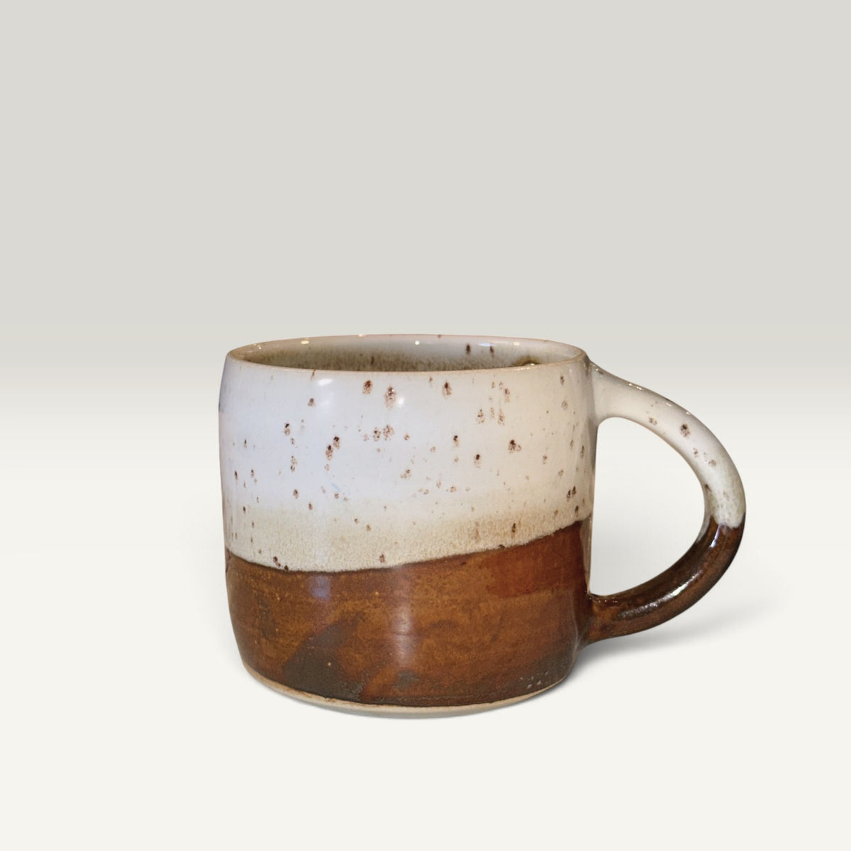 Krus med hank keramik brun hvid gradient drejet håndlavet dansk | Clay by Hornstrup