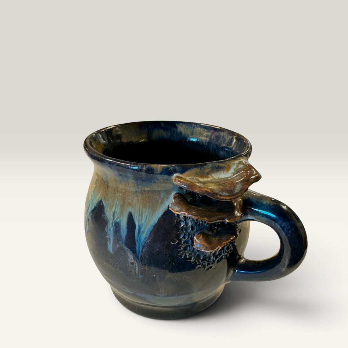 Svampekrus keramik sort nordlys hanksvampe håndformet eventyrligt dansk gave | RG Ceramic