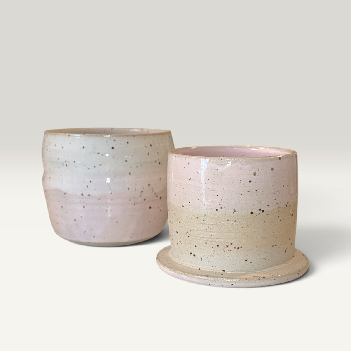 Smørklokke i hvid og lyserød spraglet glasur – Håndlavet keramik | Clay by Hornstrup