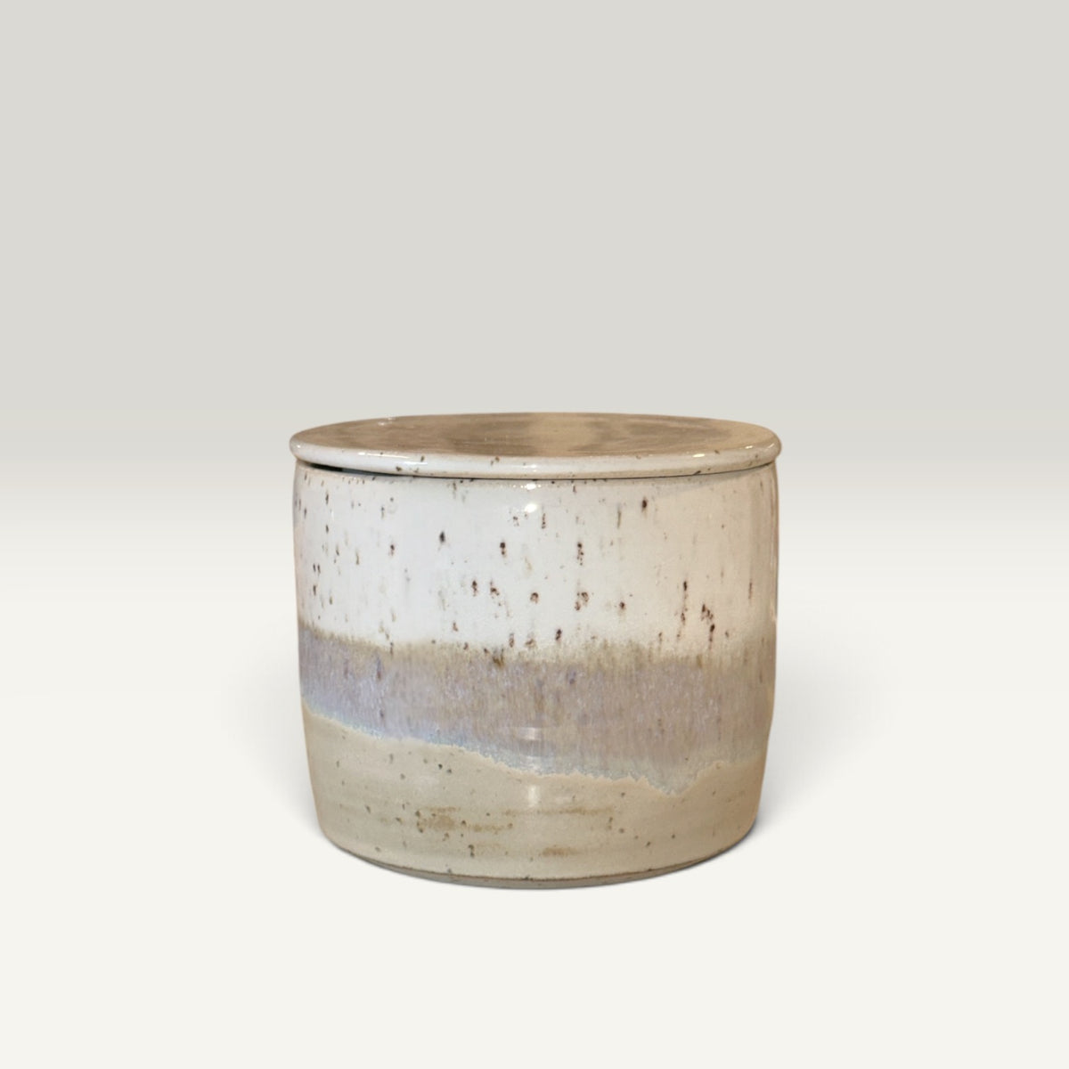 Smørklokke i perlemorsglasur – Håndlavet keramik | Clay by Hornstrup