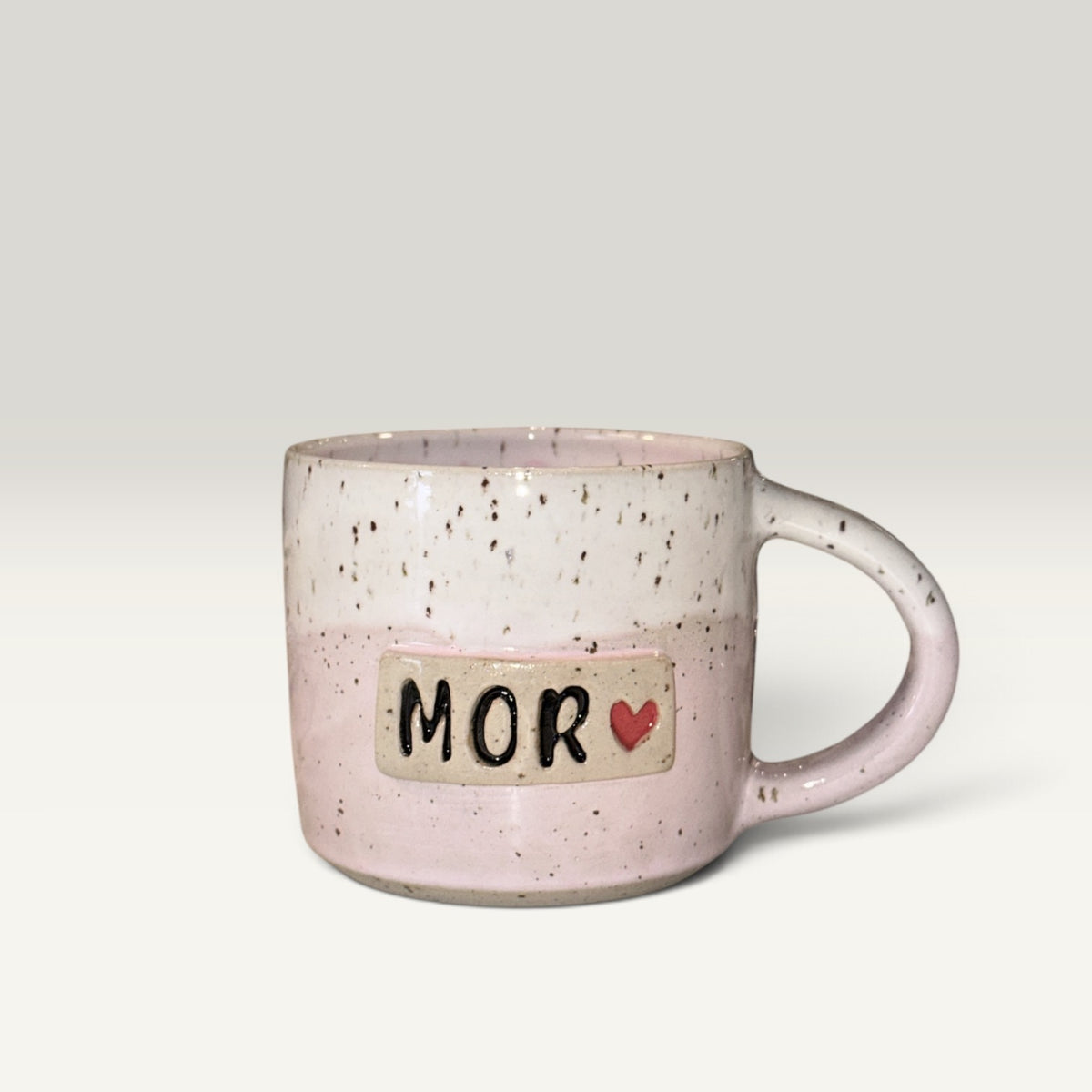 Mor-krus i drejet stentøj med rosa glasur | Clay by Hornstrup