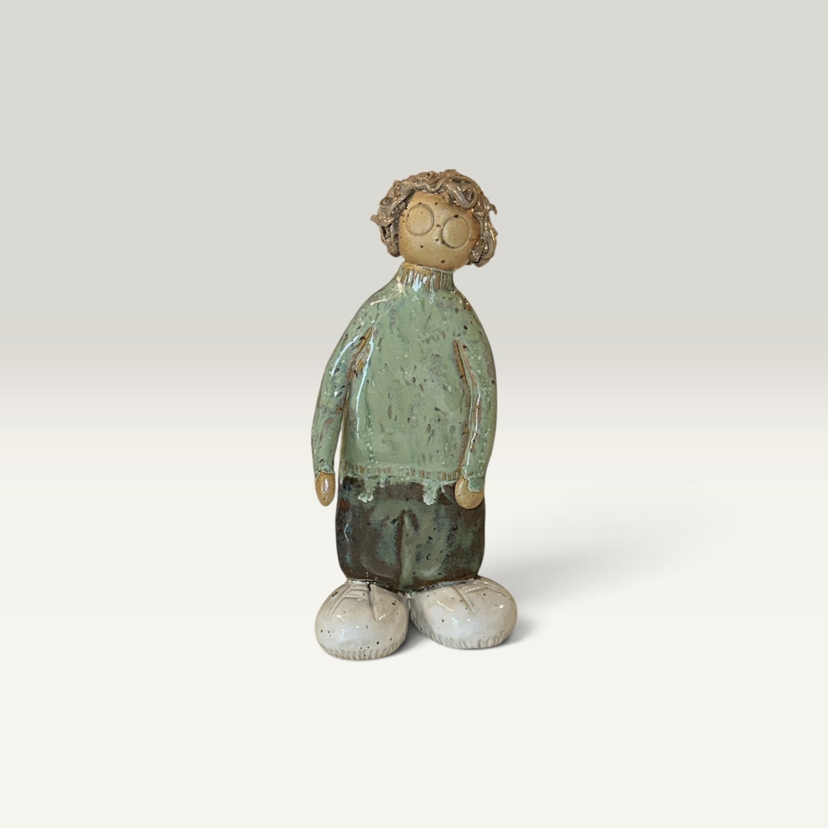 Spilop Simon – keramikfigur med briller, 14 cm | Charlottes Clayground