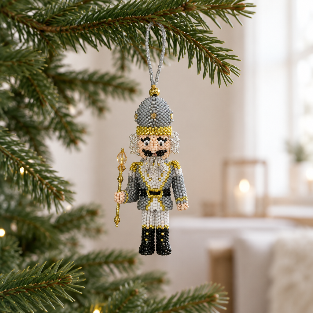 AI-genereret lifestyle-billede af grå nøddeknækker på en juletræsgren