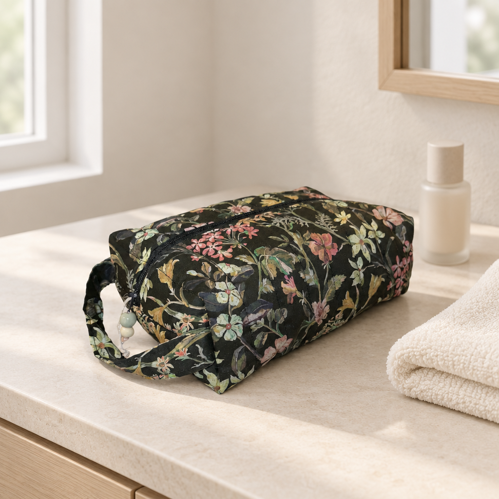 AI-genereret lifestyle-billede af sort kosmetiktaske med blomster