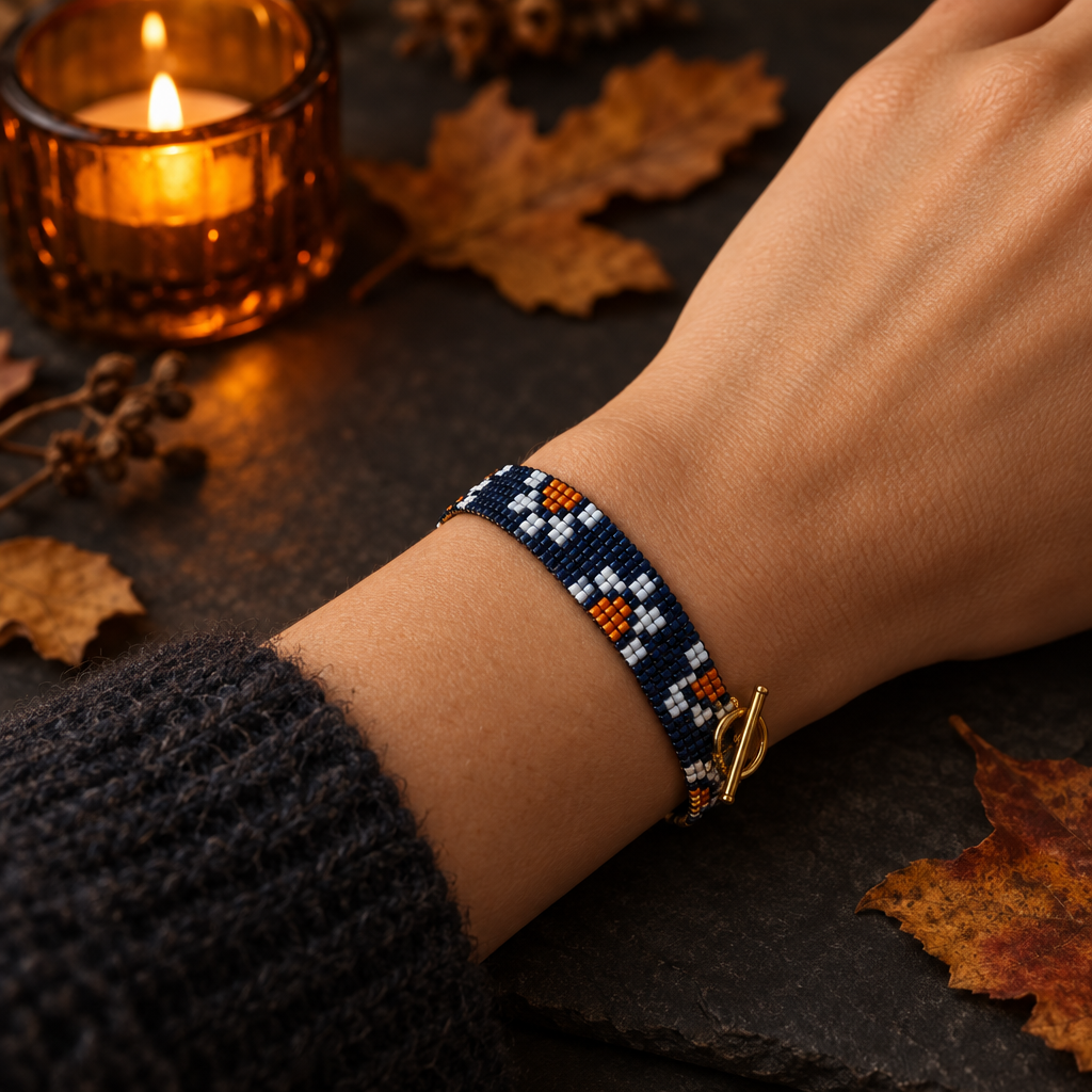 Armbånd navy blomster Sara Engel – lifestyle