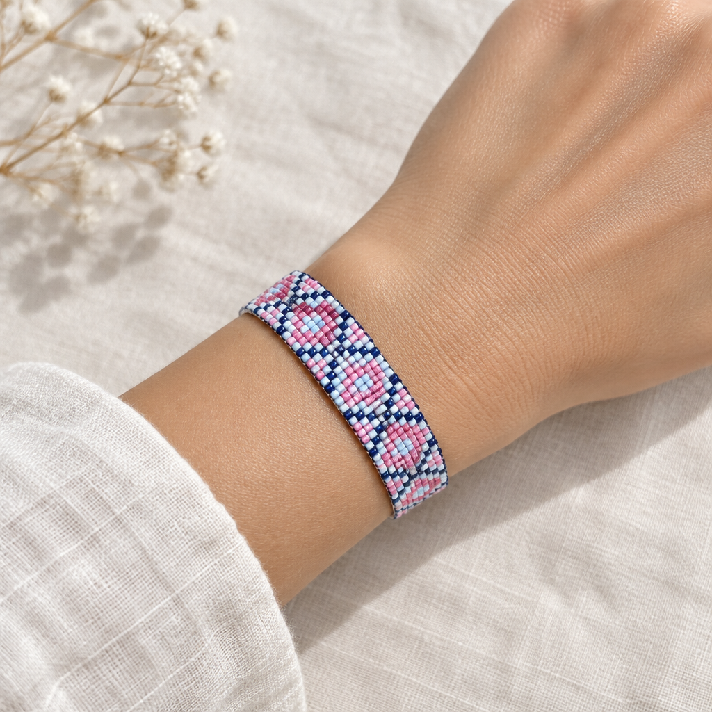 Armbånd rudemønster på håndled – lifestyle