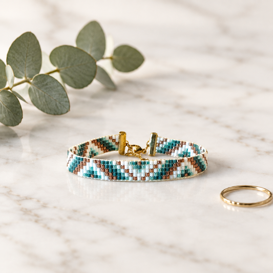 Armbånd zigzag teal hvid bronze Sara Engel – lifestyle