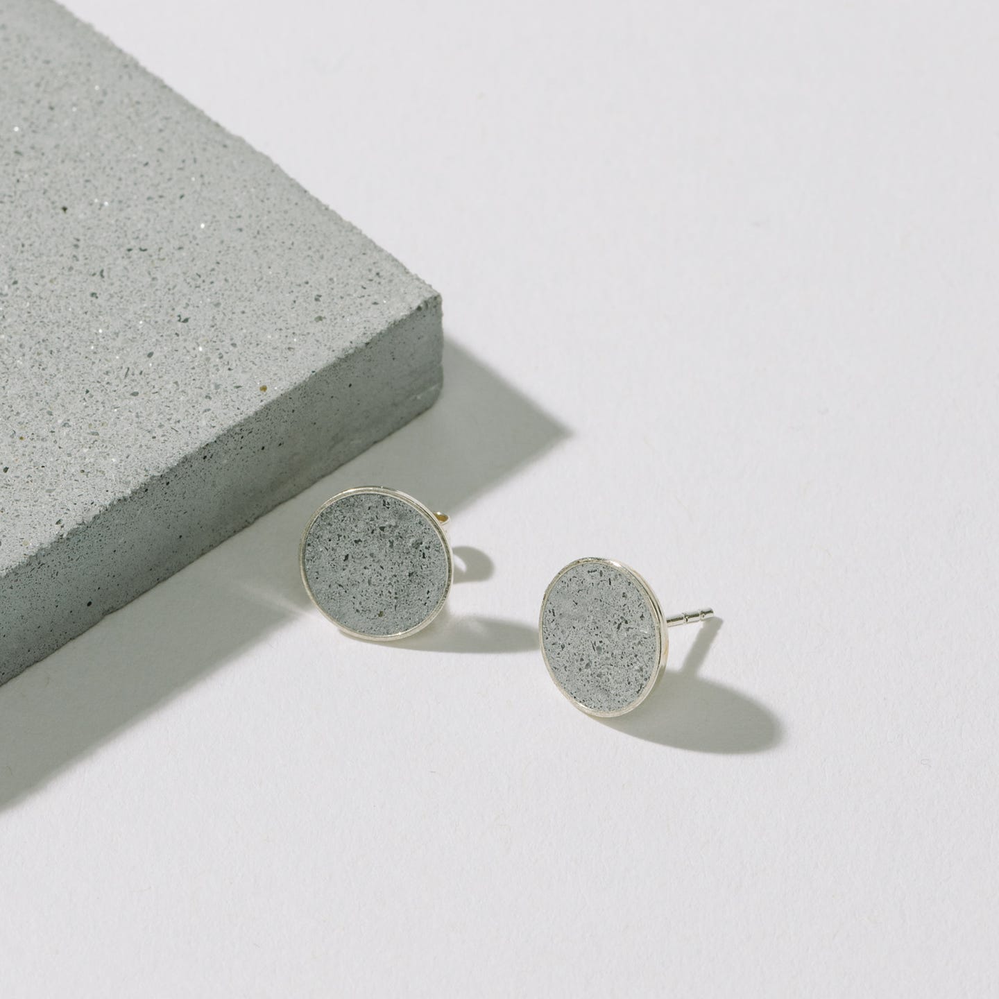 Ørestikkere i beton - lys grå (Sterling sølv) Hartgut
