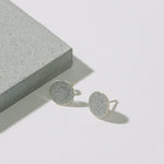 Indlæs billede til gallerivisning Ørestikkere i beton - lys grå (Sterling sølv) Hartgut
