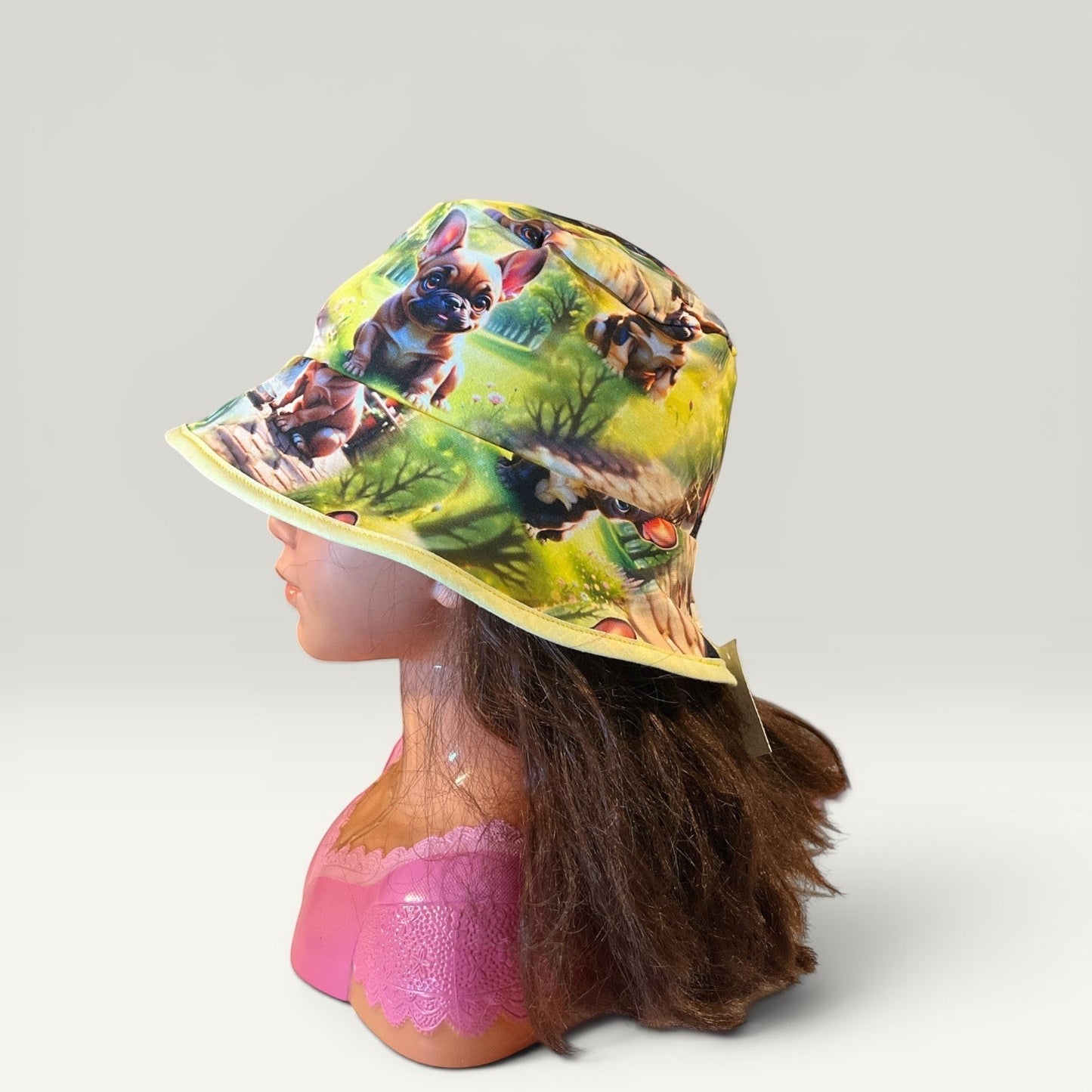 Håndlavet af reversible bucket hat for children, size 50, with a playful French bulldog and nature print on yellow jersey fabric.