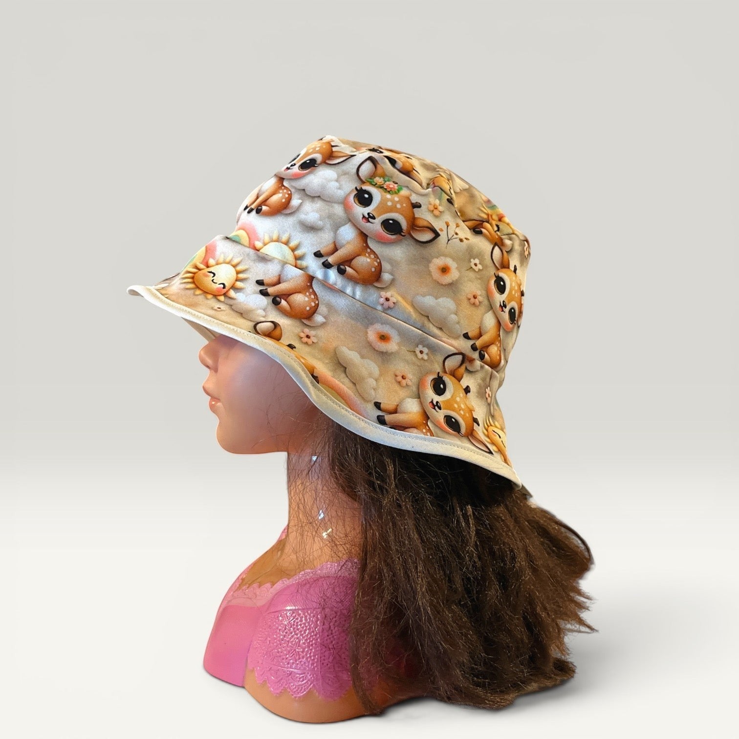 Håndlavet af reversible bucket hat for babies, size 50, with a cute fawn and sun pattern on jersey fabric.