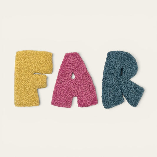 Håndlavet af yellow, pink, and blue tufted letters spelling FAR, 14cm wall decor.