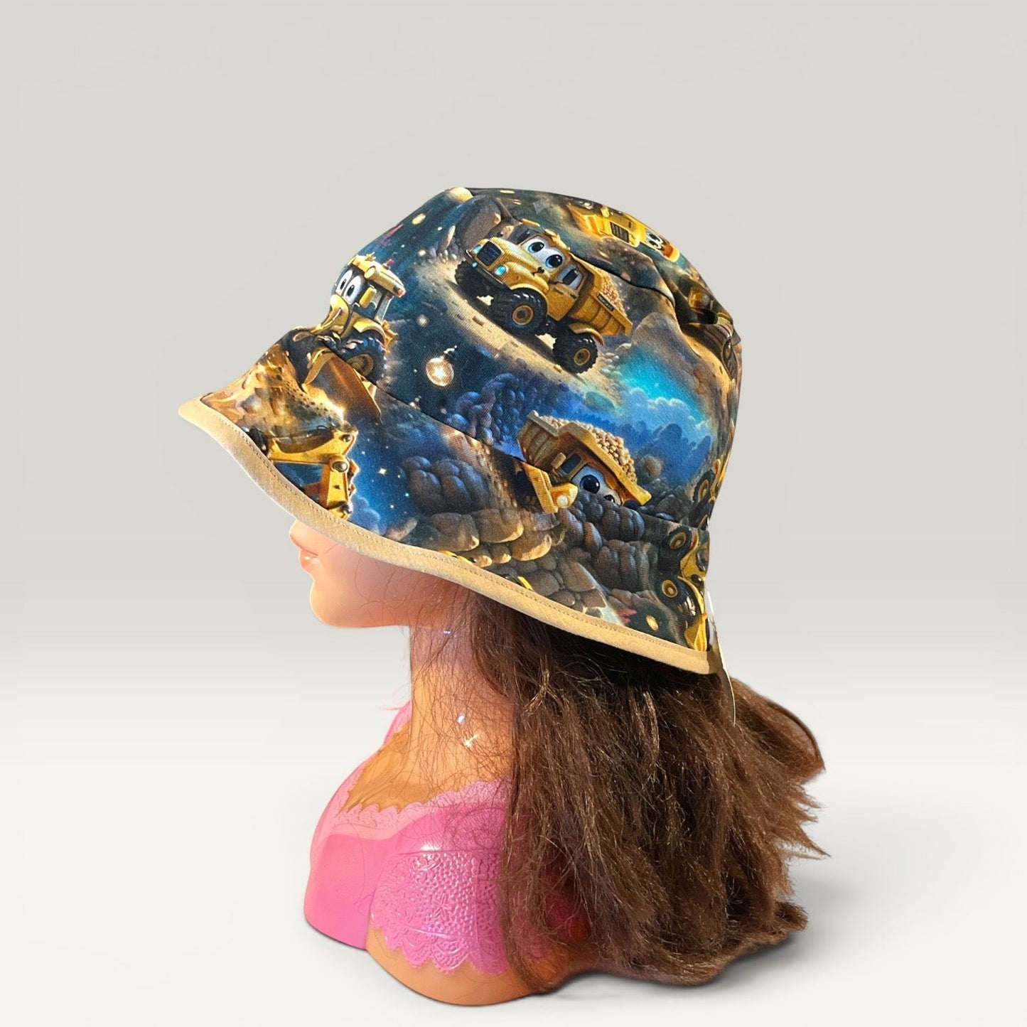 Håndlavet af reversible bucket hat for kids, size 50, with a fun construction truck print and yellow trim. Jersey material.