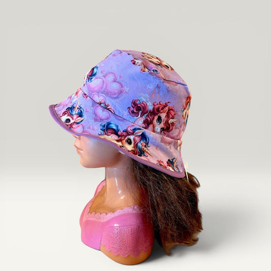 Håndlavet af reversible lilac bucket hat for kids with unicorn print, size 50 (6-12 months).