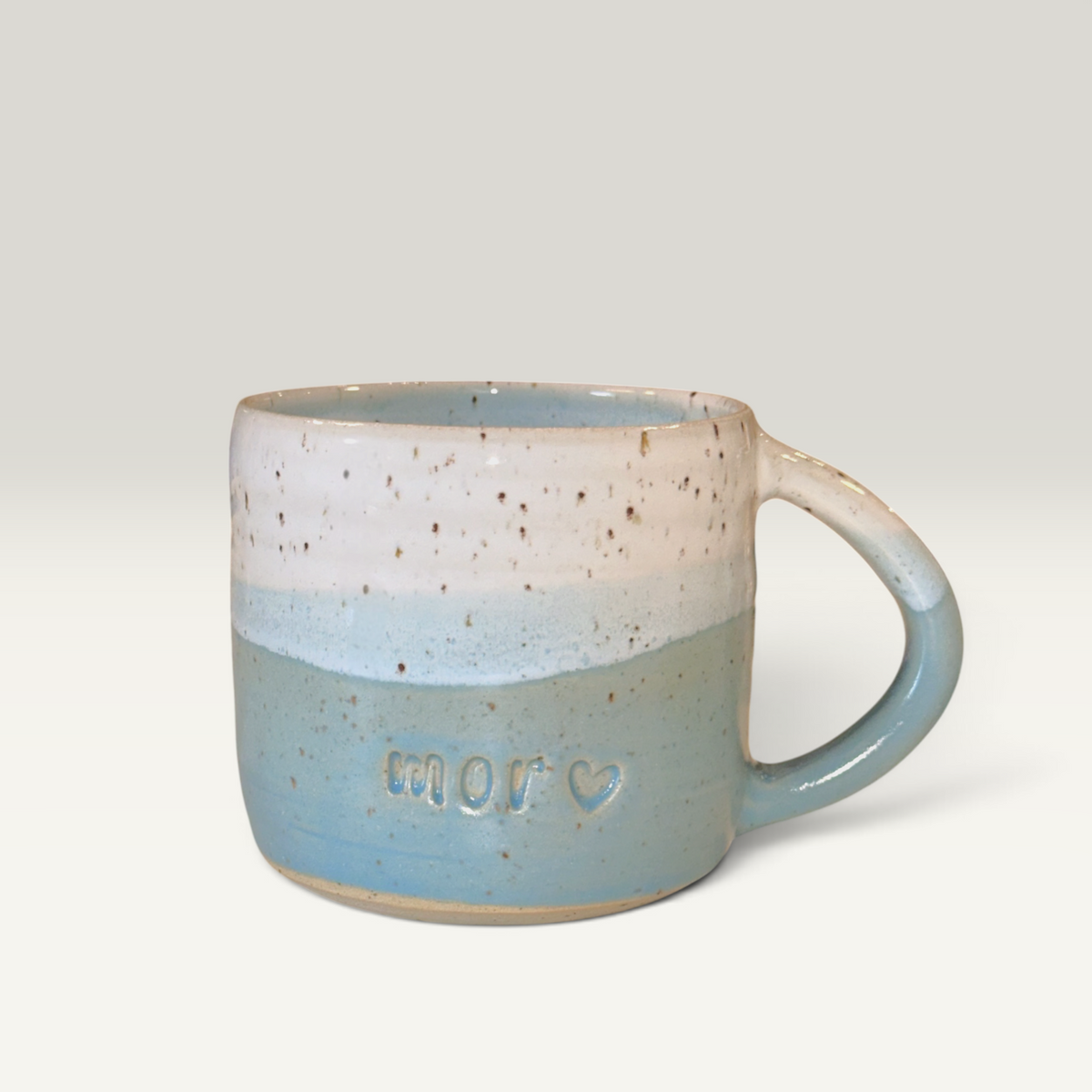"Mor" Keramikkrus med Hank – lyseblå glasur af Clay by Hornstrup