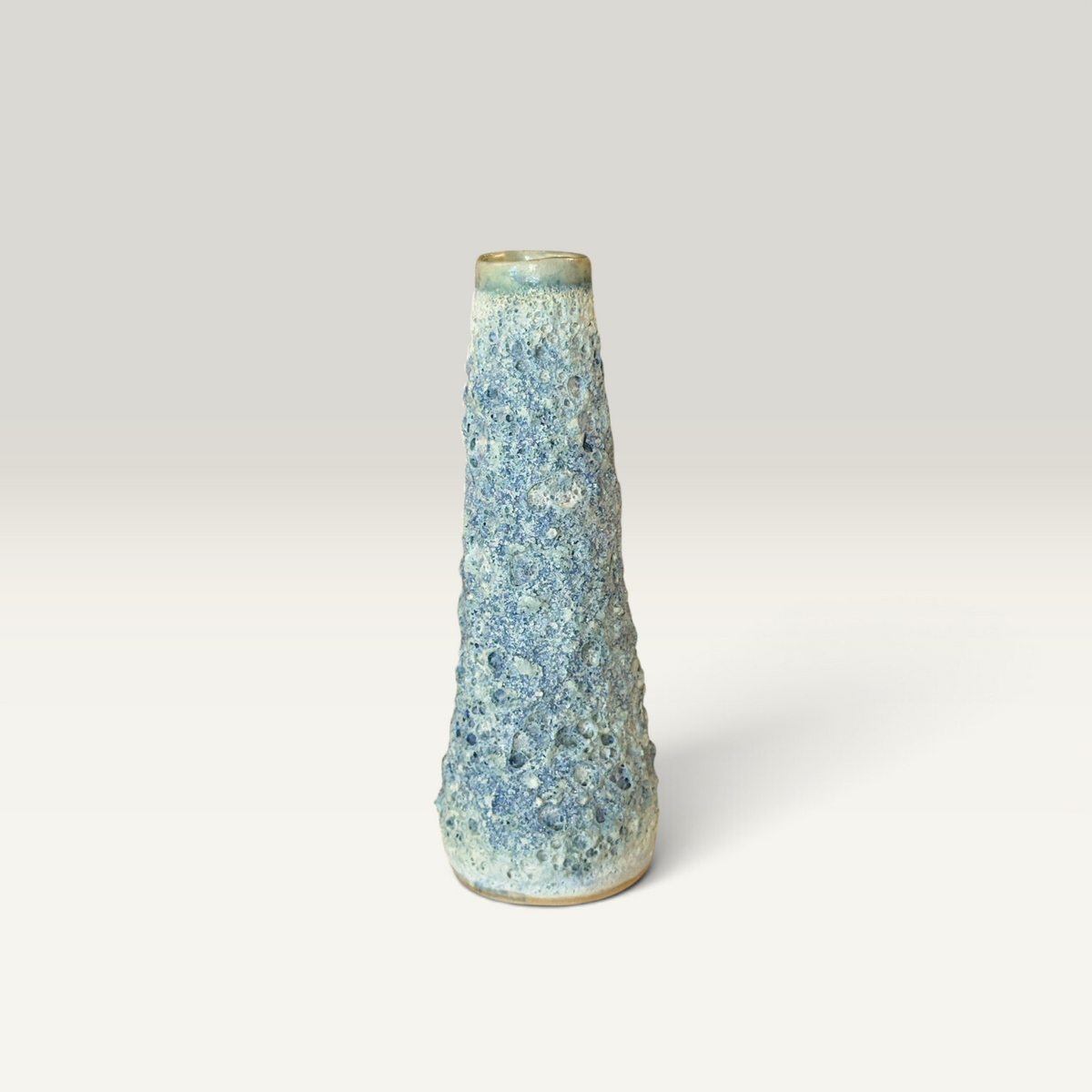 Håndformet slank vase – boblet havblå lava glasur | Lisbeth Børglum