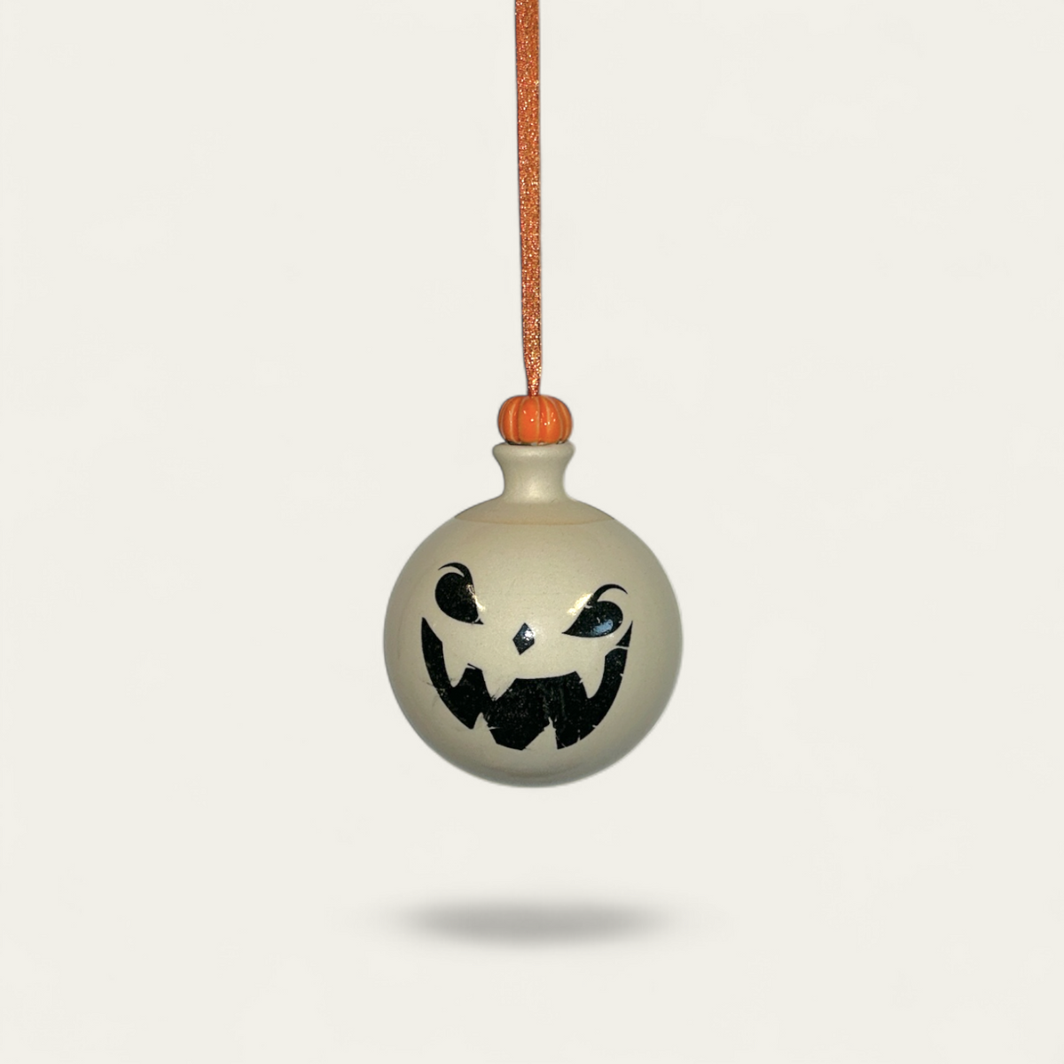 Keramik halloween-kugle med spøgelsesansigt – håndlavet dekoration | Famalut