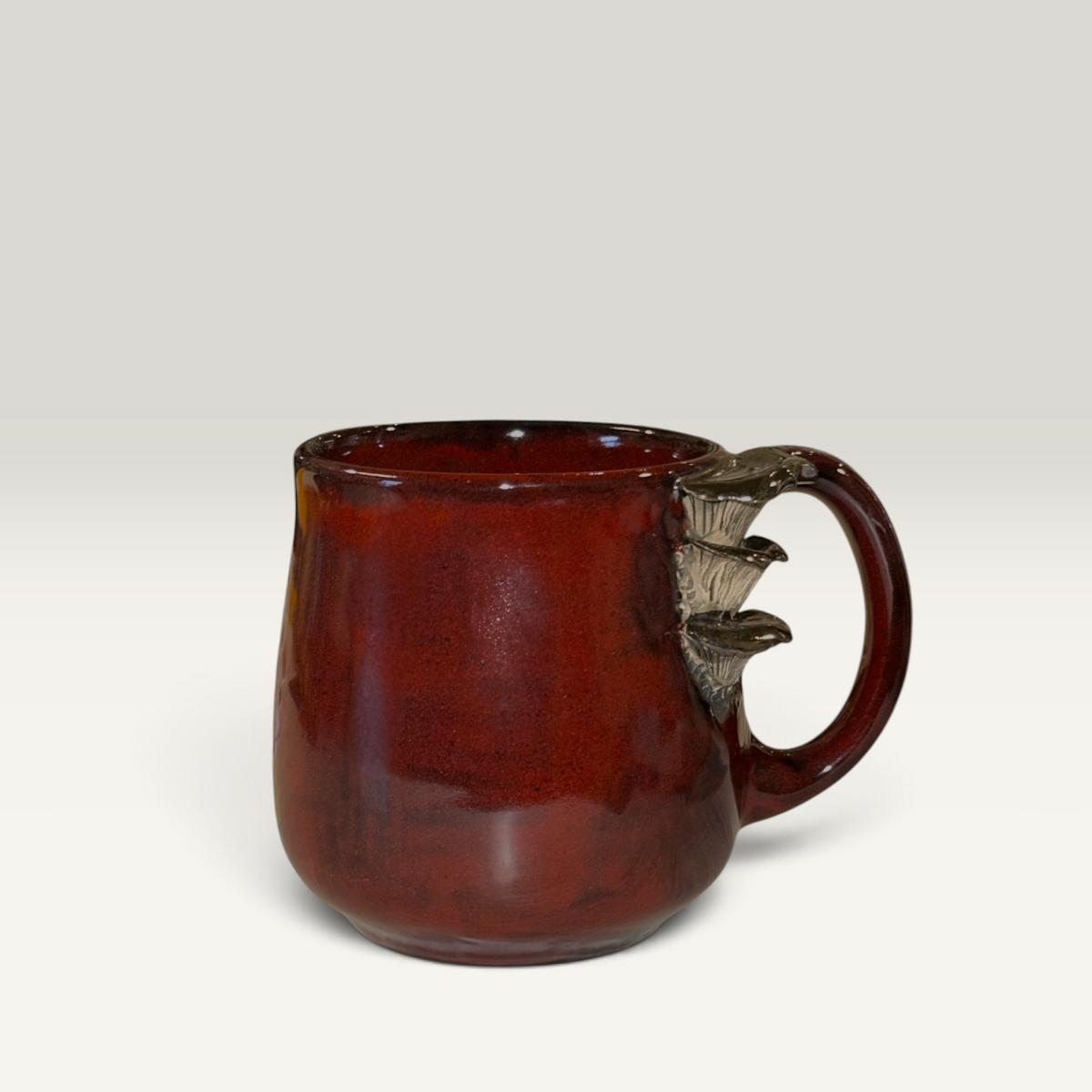 Svampekrus bourdeaux glasur og brune svampe på hanken | RG Ceramic
