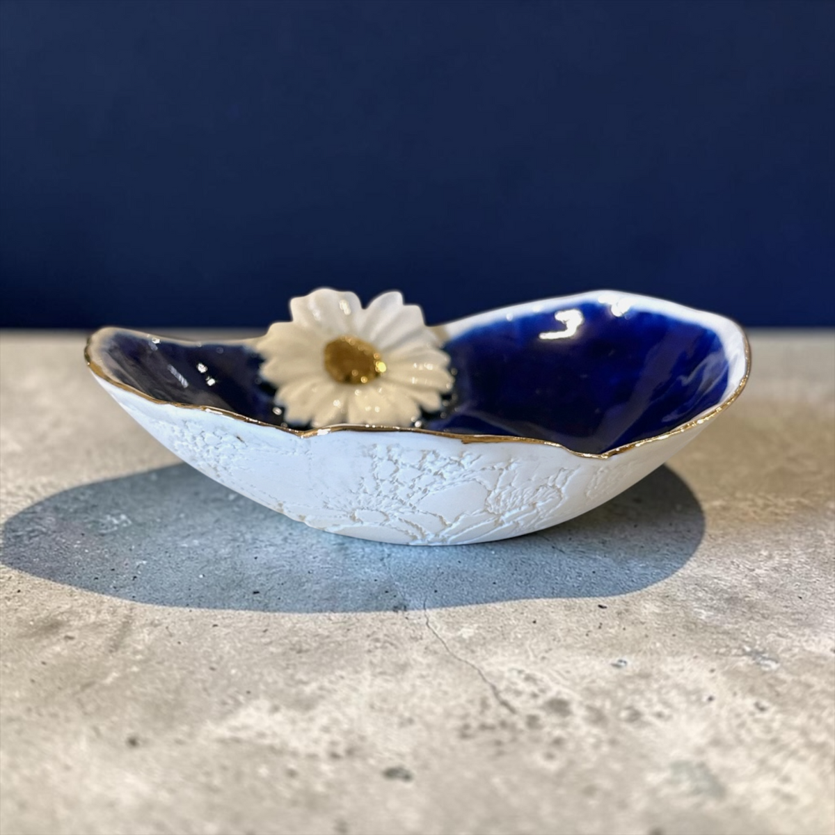 Lille Porcelænsskål med guldkant og blomst – mørkeblå | Jøwjøw