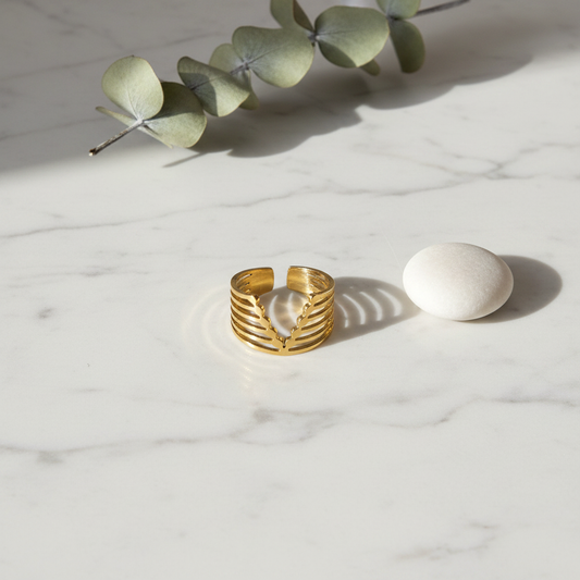 Håndlavet vandfast ring med V mønster i forgyldt kirurgisk stål – Winther Design