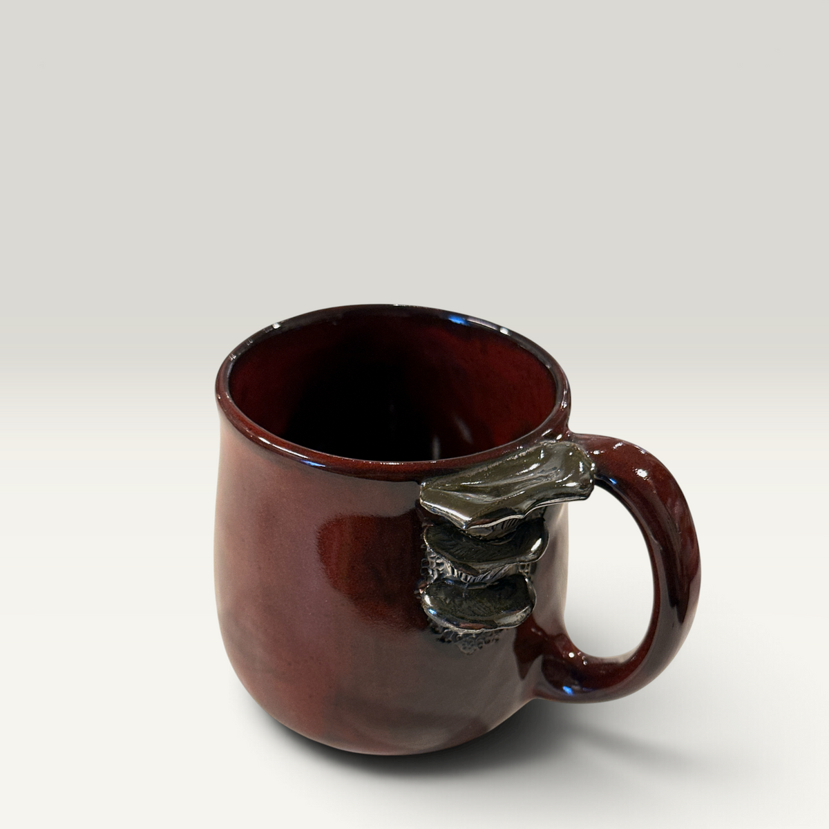 Svampekrus bourdeaux glasur og brune svampe på hanken | RG Ceramic