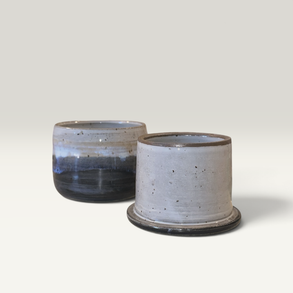 Smørklokke med mørk blåsort glasur – Håndlavet keramik | Clay by Hornstrup
