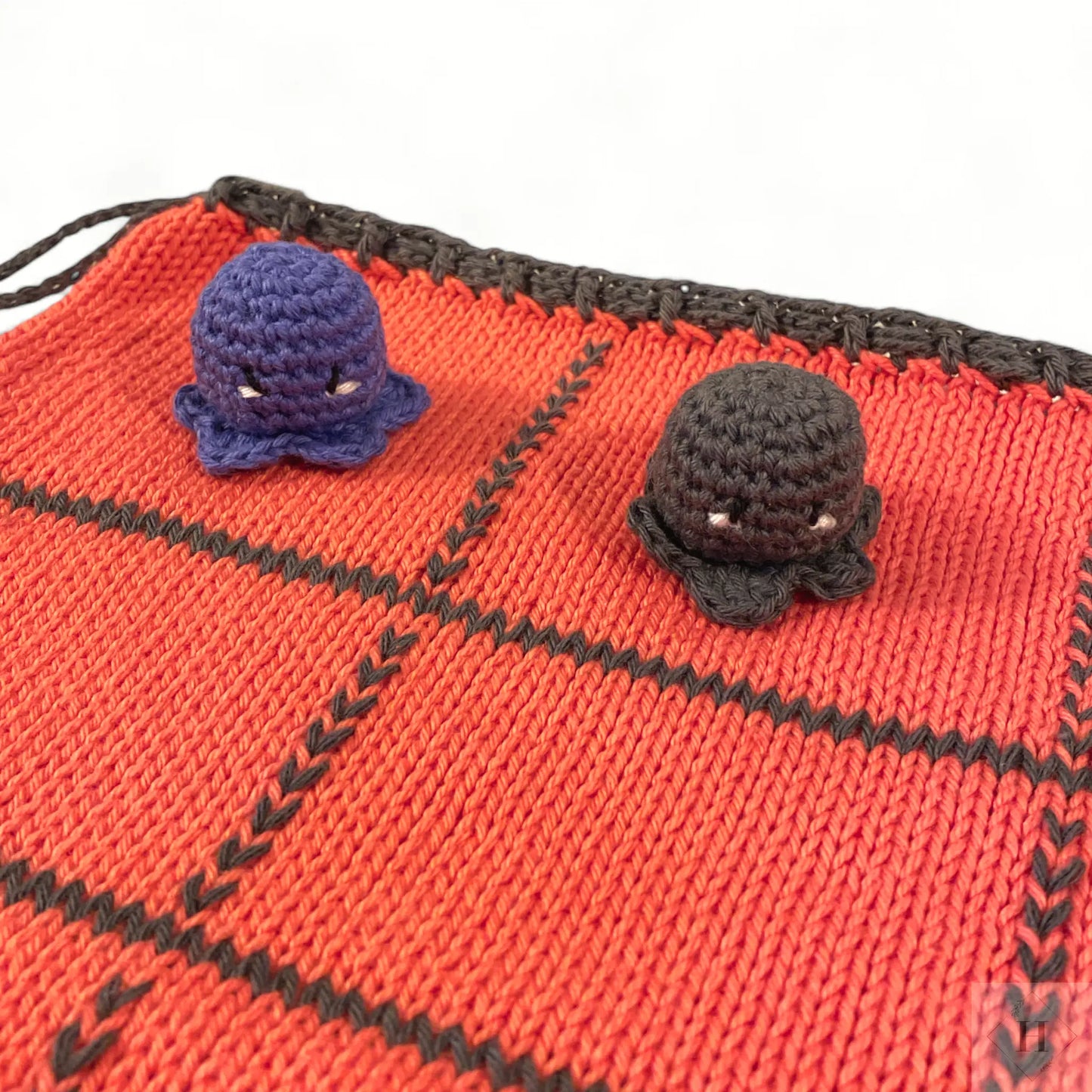 Hæklet kryds og bolle spil - brun/lilla/laks HG Design