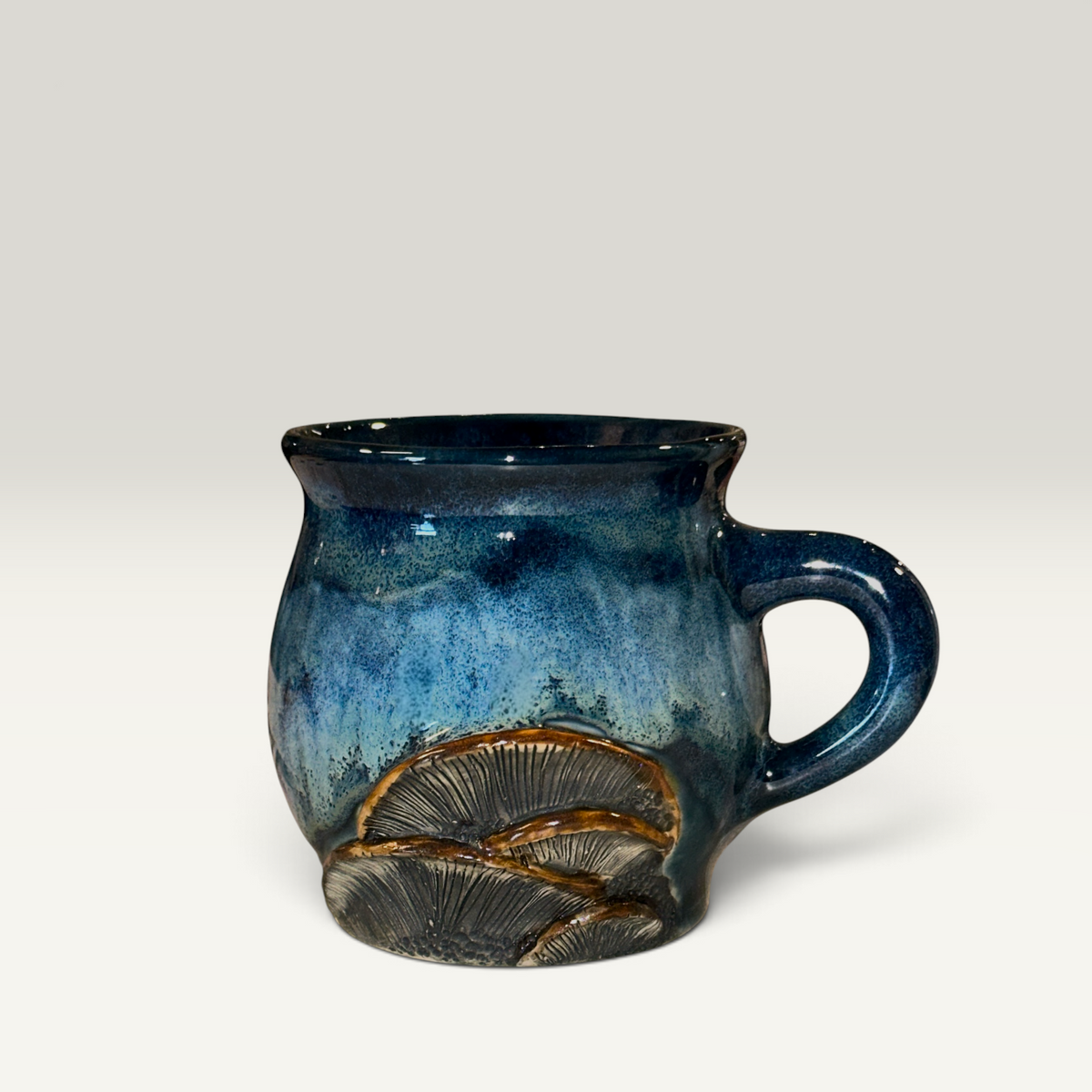 Blåt svampekrus i stentøj med håndformede svampe | RG Ceramic