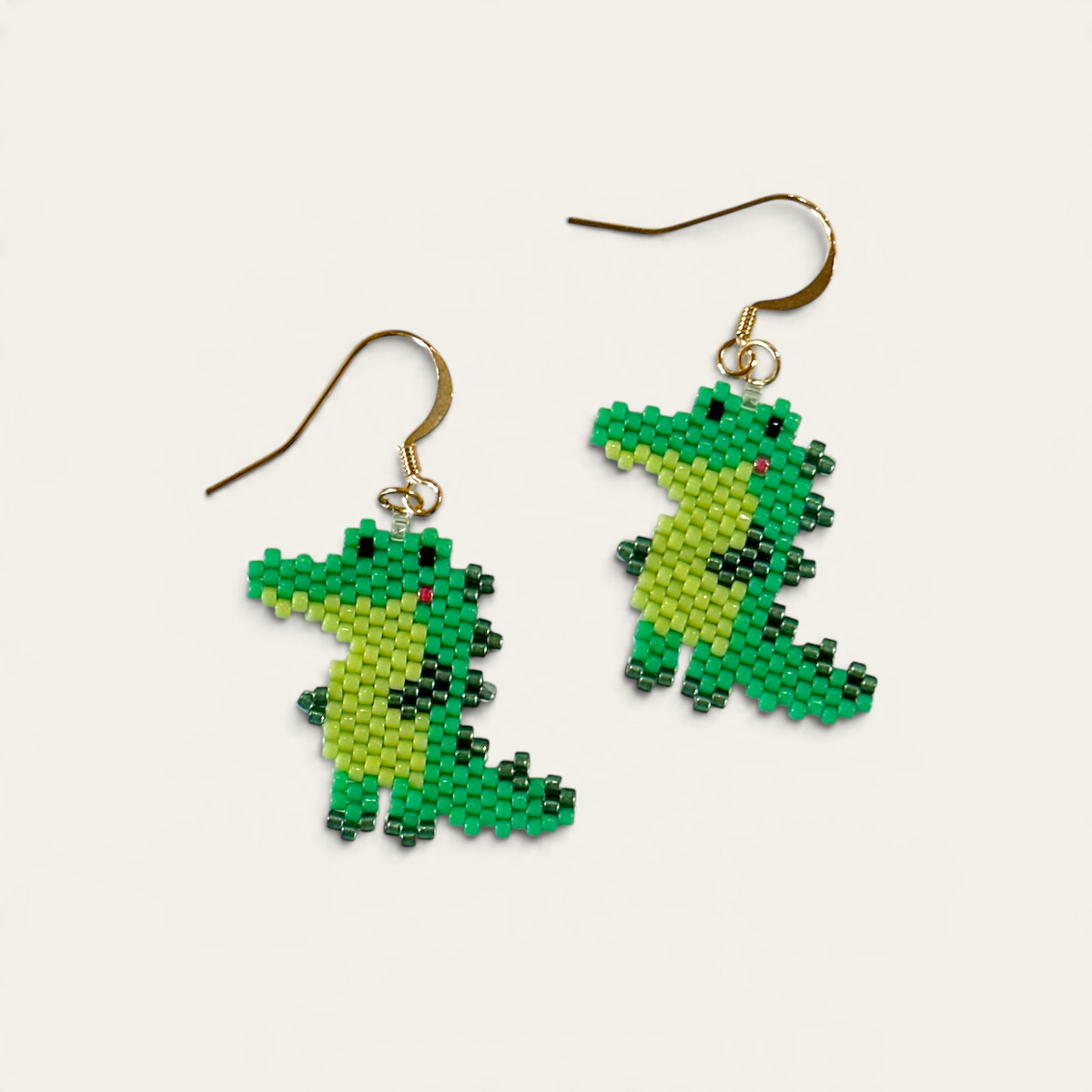Krokodilleøreringe i grønne Miyukiperler | Sara Engel