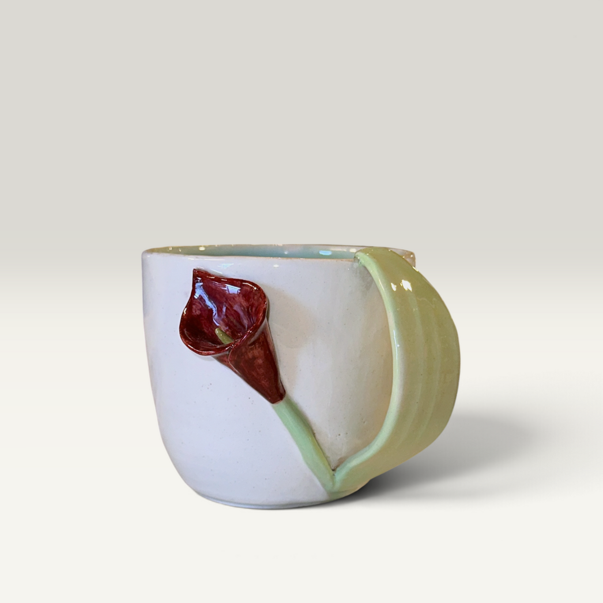 Drejet keramikkrus med calla-lilje og mintgrøn hank | Helle Zinn