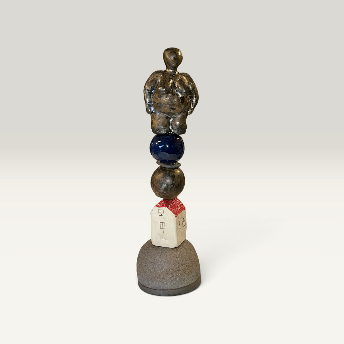 Keramikstatuette med kvinde og lille hus – 32 cm | Lisbeth Børglum