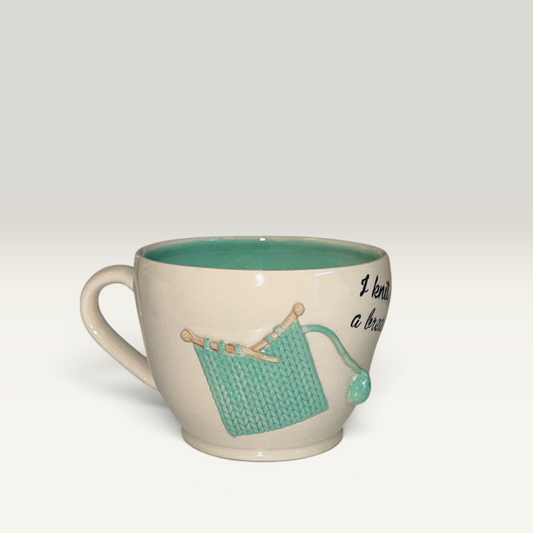 Keramikkrus med strikketøjsmotiv – „I Knit a Break“, teal | Helle Zinn