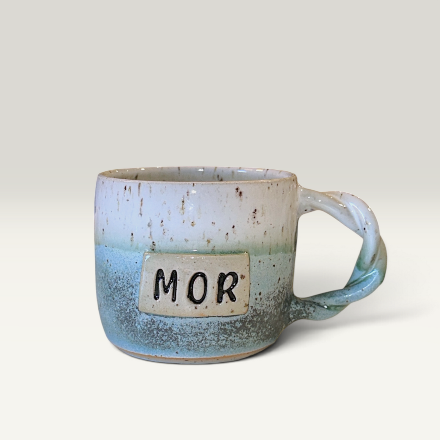 "Mor" Keramikkrus med Snoet Hank – grågrøn glasur af Clay by Hornstrup