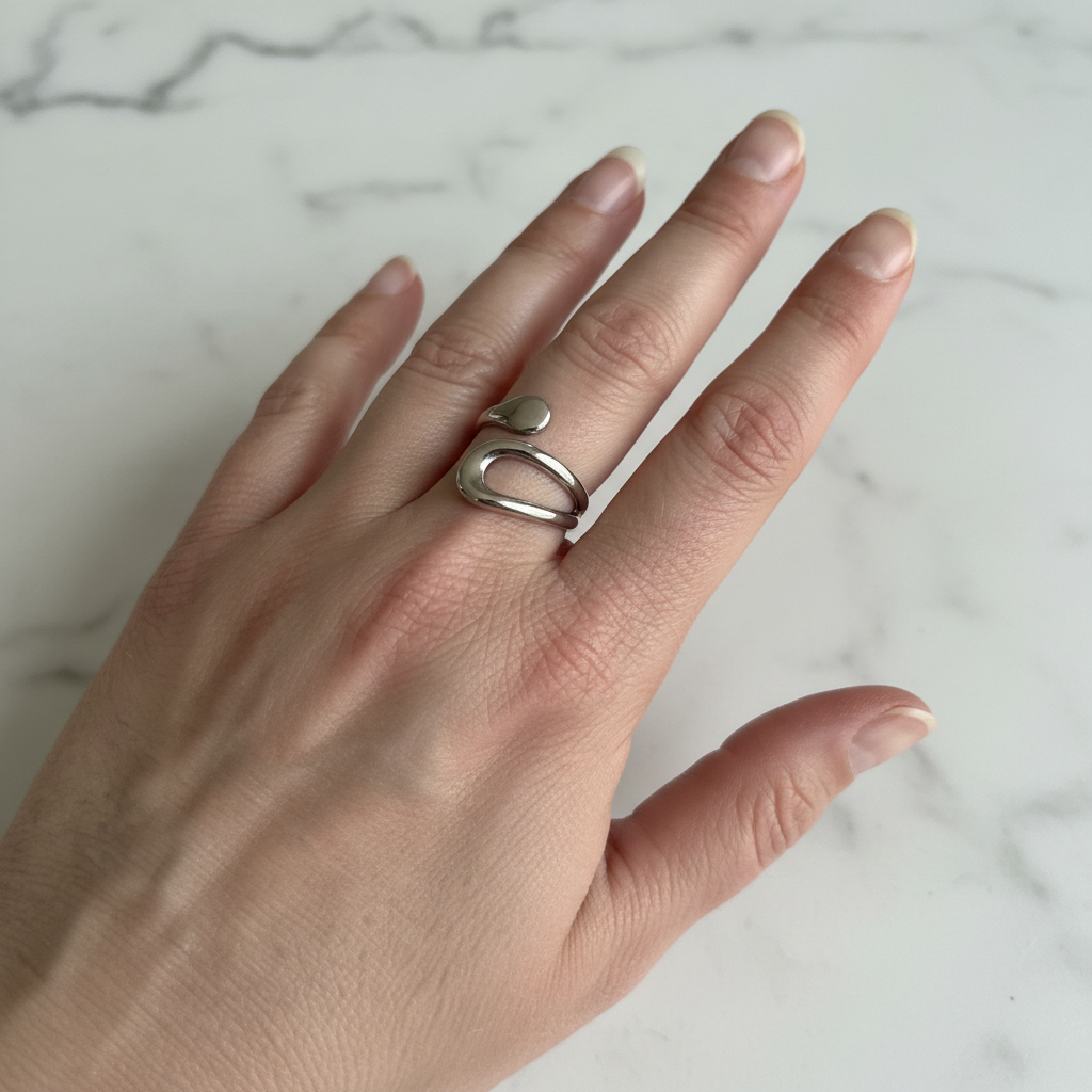 Vandfast ring med organisk form – kirurgisk stål | Winther Design