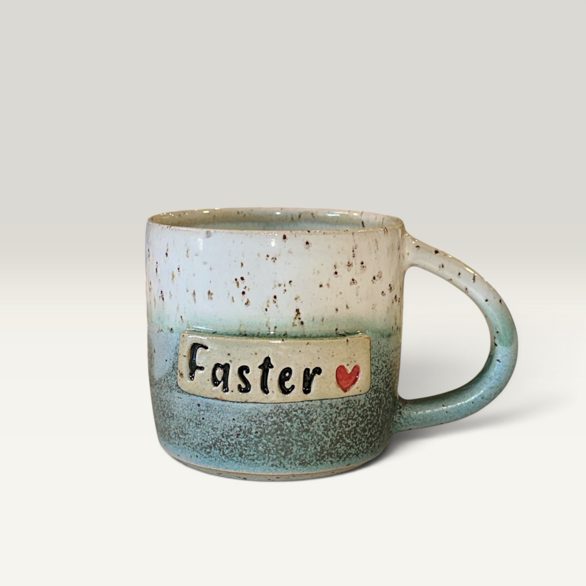 Krus keramik Faster gave drejet hvid brun håndlavet dansk | Clay by Hornstrup