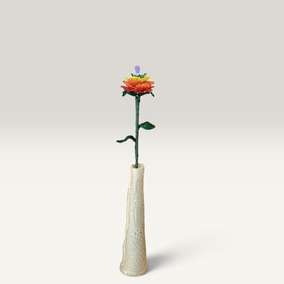 Langstilket rose i glasperler – Pride regnbue | Sams Perlekrea