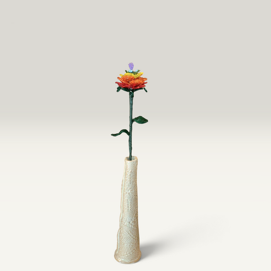 Langstilket rose i glasperler – Pride regnbue | Sams Perlekrea