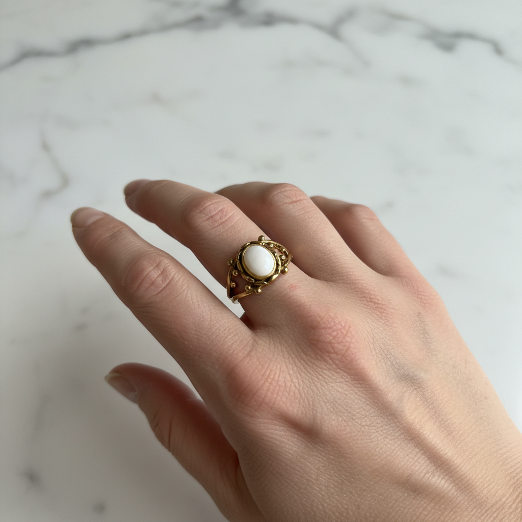 Vandfast ring med hvid sten – forgyldt kirurgisk stål | Winther Design