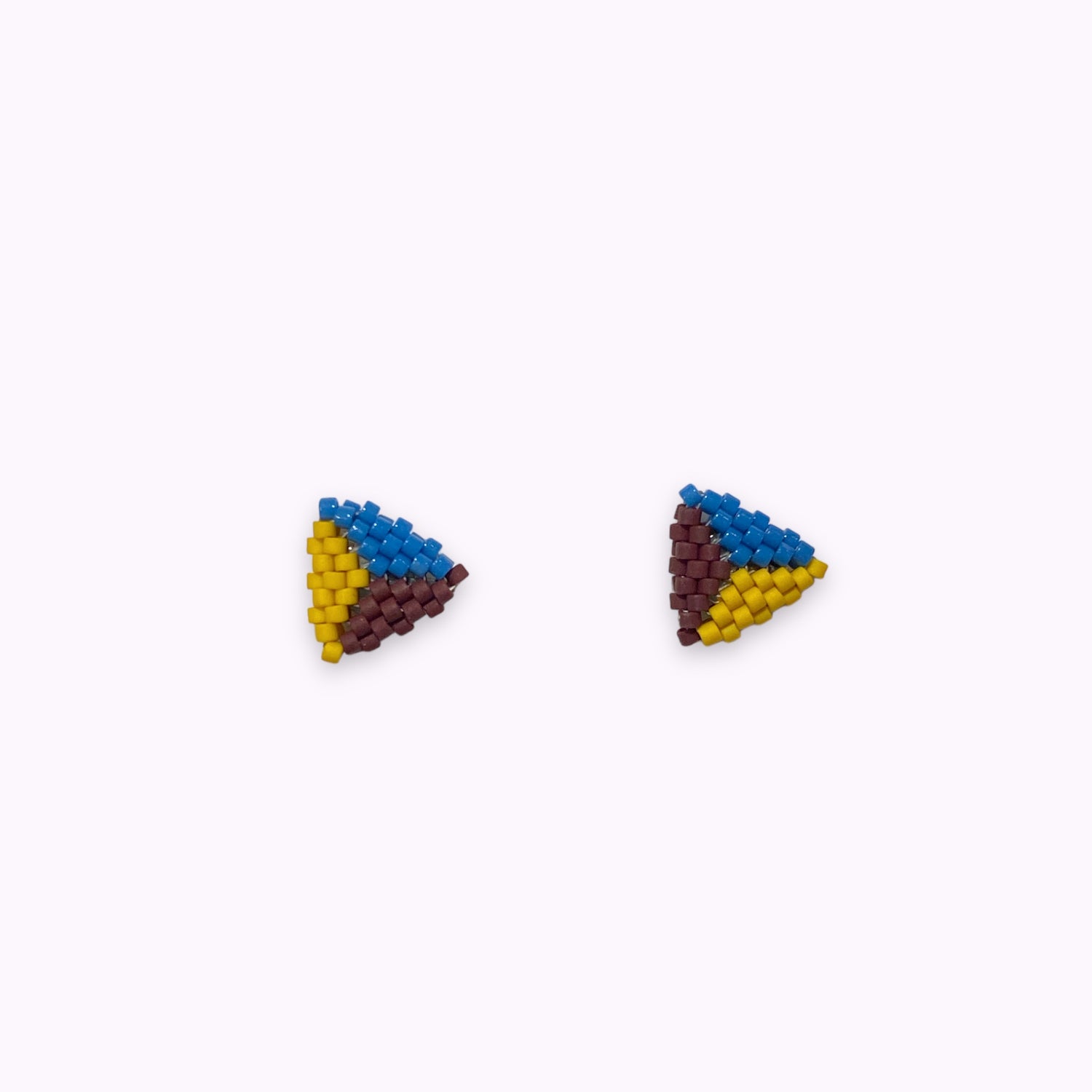 Ørestikker af miyuki perler - blå/gul/brun Sara Engel