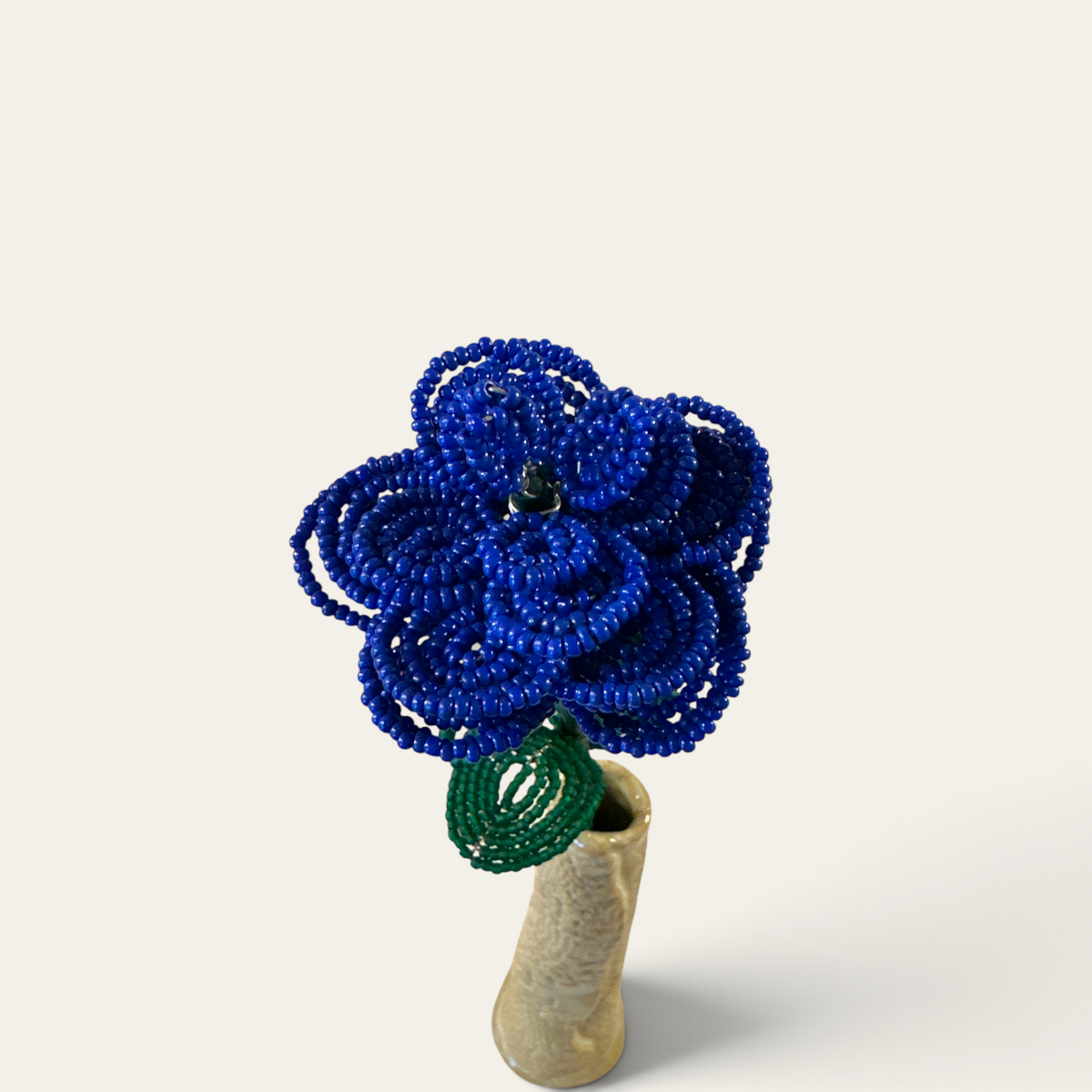 Langstilket blå rose i glasperler – 41 cm | Sams Perlekrea