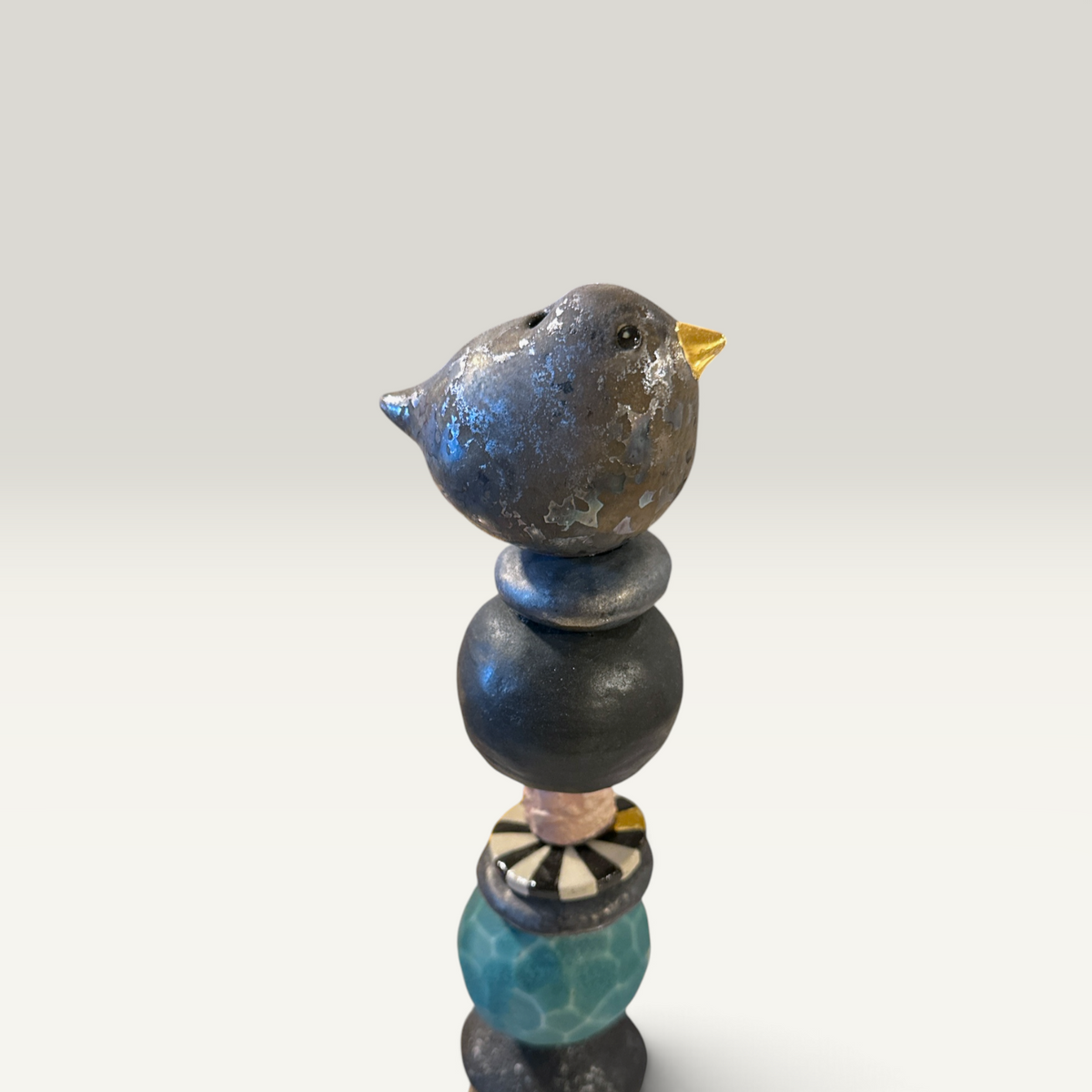 Keramikstatuette med fugl og lille hus – 30 cm | Lisbeth Børglum