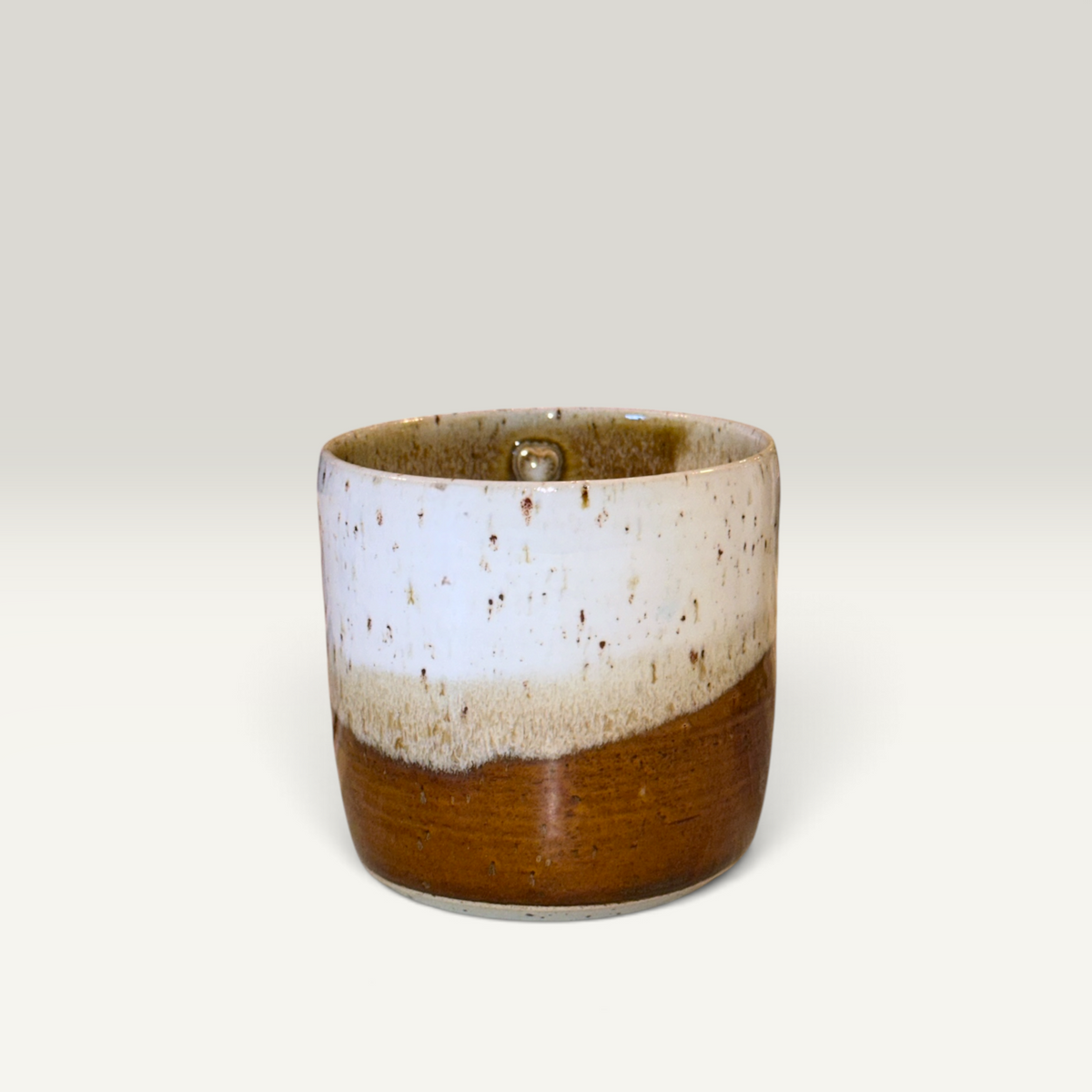 Krus uden hank keramik brun hvid gradient drejet håndlavet dansk | Clay by Hornstrup