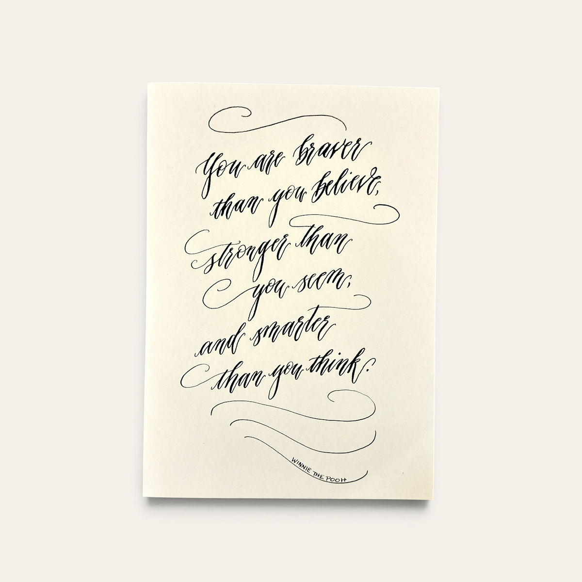Håndskrevet kalligrafikort – "You are braver than you believe" | Pen Tool Grafisk