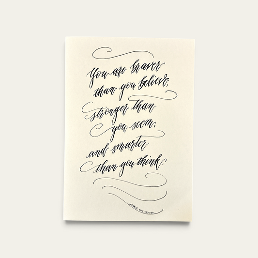 Håndskrevet kalligrafikort – "You are braver than you believe" | Pen Tool Grafisk