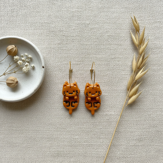 Håndlavede øreringe med katte-vedhæng i Fimo ler – stylet produktfoto