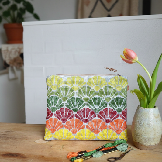 Broderet clutch pung lifestyle billede