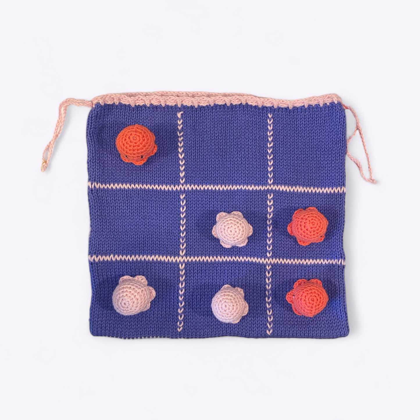 Hæklet kryds og bolle spil - lilla/lyserød