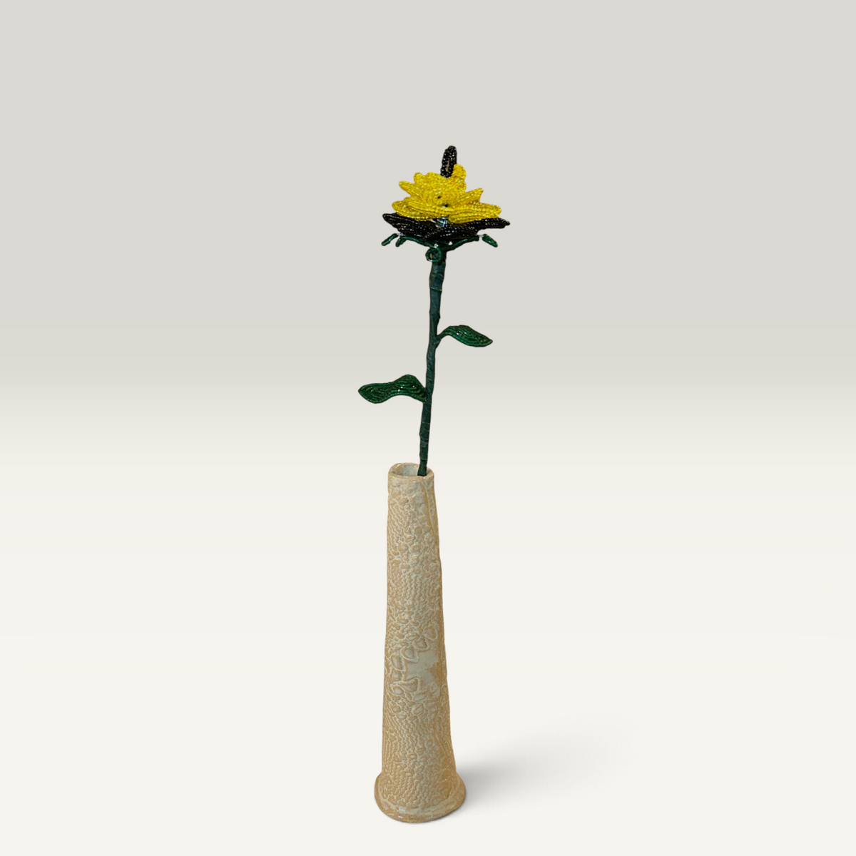 Langstilket gul og sort rose i glasperler – 41 cm | Sams Perlekrea