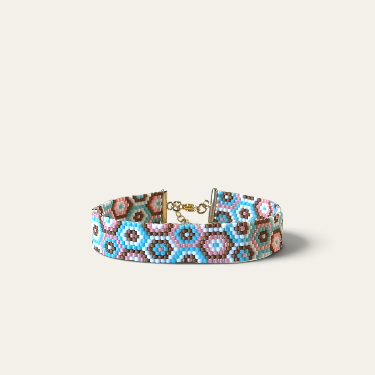Armbånd i miyukiperler – pastel bikubemønster i lyserød og mint | Sara Engel